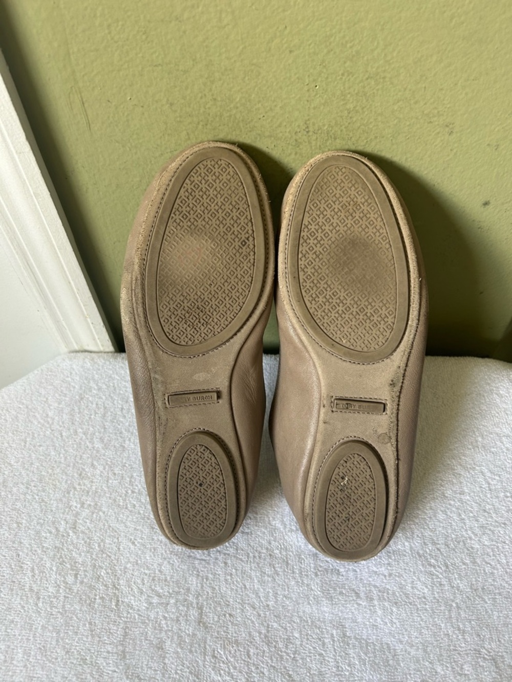 Tory Burch Taupe Leather Logo Medallion Ballet Flats - Picture 14 of 16